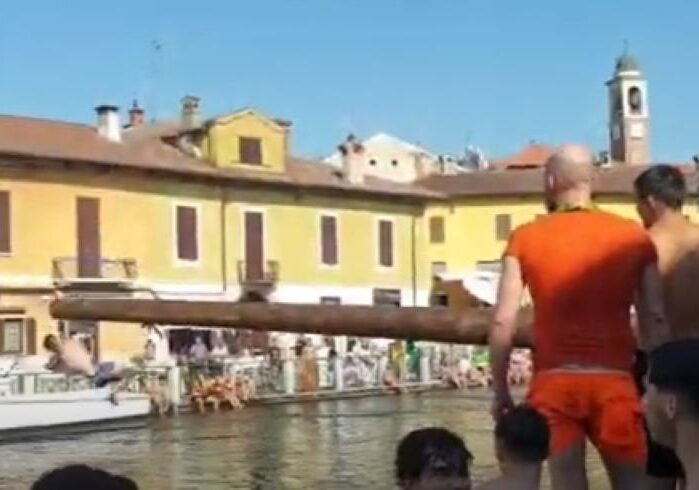 Boffalora sopra Ticino: cuccagna sul Naviglio, divertimento e battaglia per afferrare il bastone in fondo al tronco