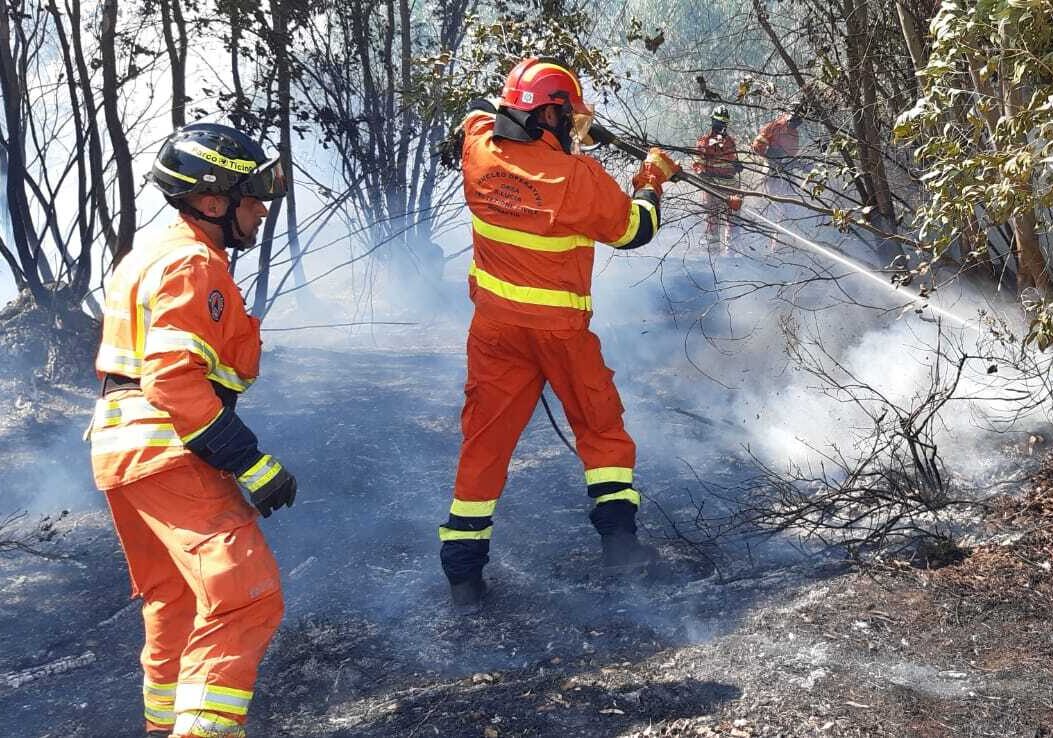 I volontari del Parco Ticino domano incendio in Sardegna