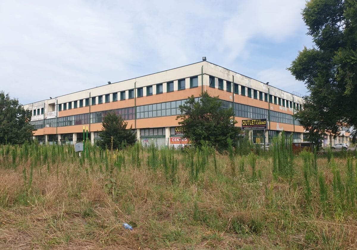 Ecco la Scampia di Magenta: degrado totale nell’immobile di Corso Italia, tra sporcizia e rifiuti