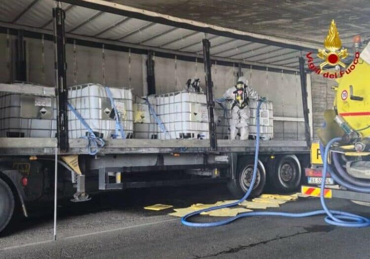 Varese, camion perde sostanze chimiche in strada: nessun ferito