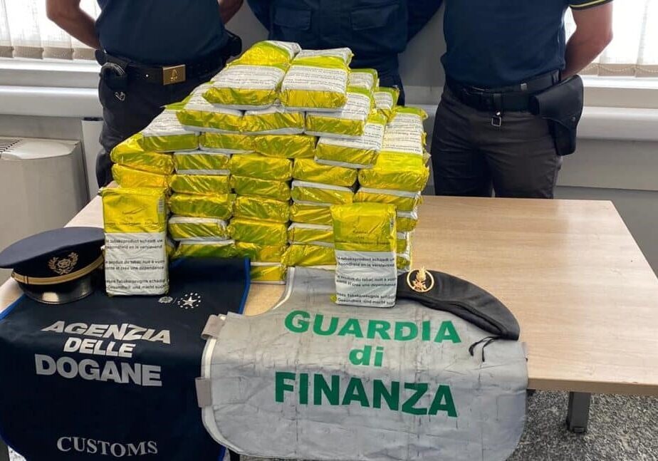 80 chili di tabacco in frontiera a Como: denunciato pakistano