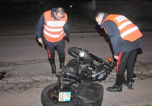 Motociclista ferito nel Pavese, denunciato automobilista pirata