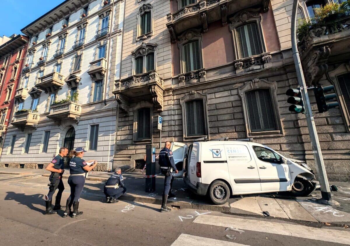 Furgone sul marciapiede a Milano: un morto e tre feriti