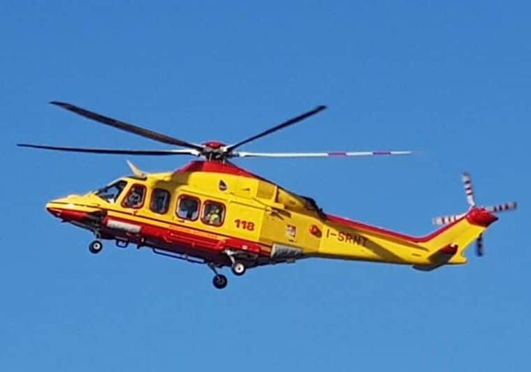 Ciclista milanese in bicicletta a Como colto da grave malore, soccorso dagli agenti di Polizia