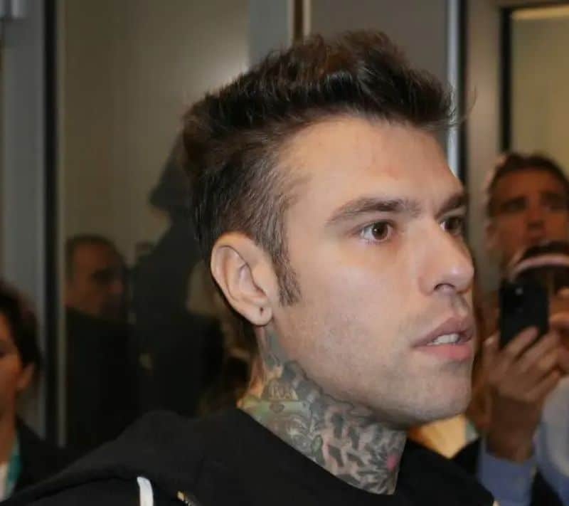 Malore in aereo per Fedez, salta la serata a Gallipoli. Poi rassicura “Sto meglio”