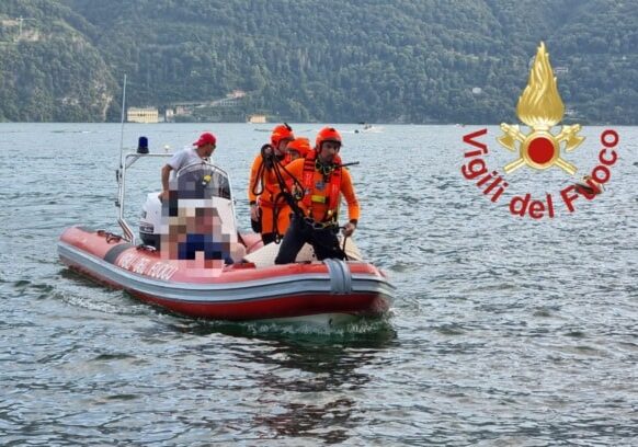 Como, si ribalta barca sul lago