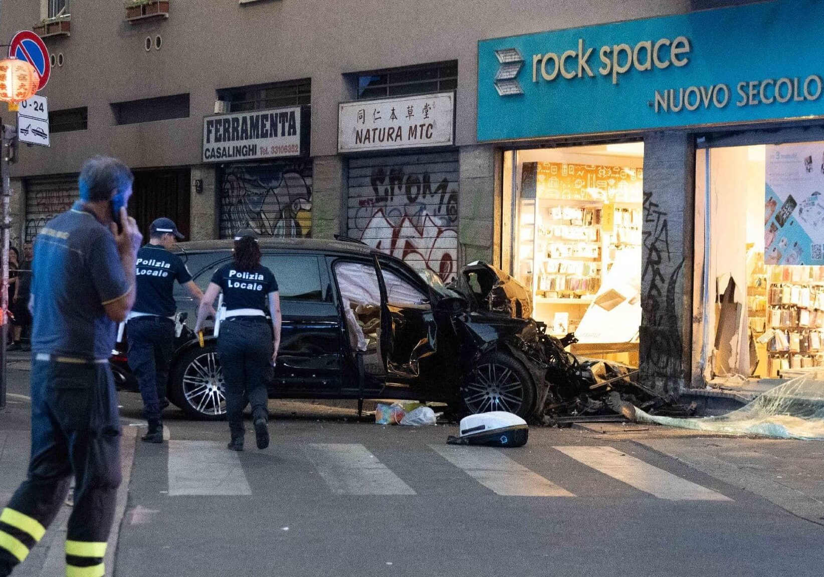 Milano, seconda tragedia in poche ore: Suv contro vetrina, due morti