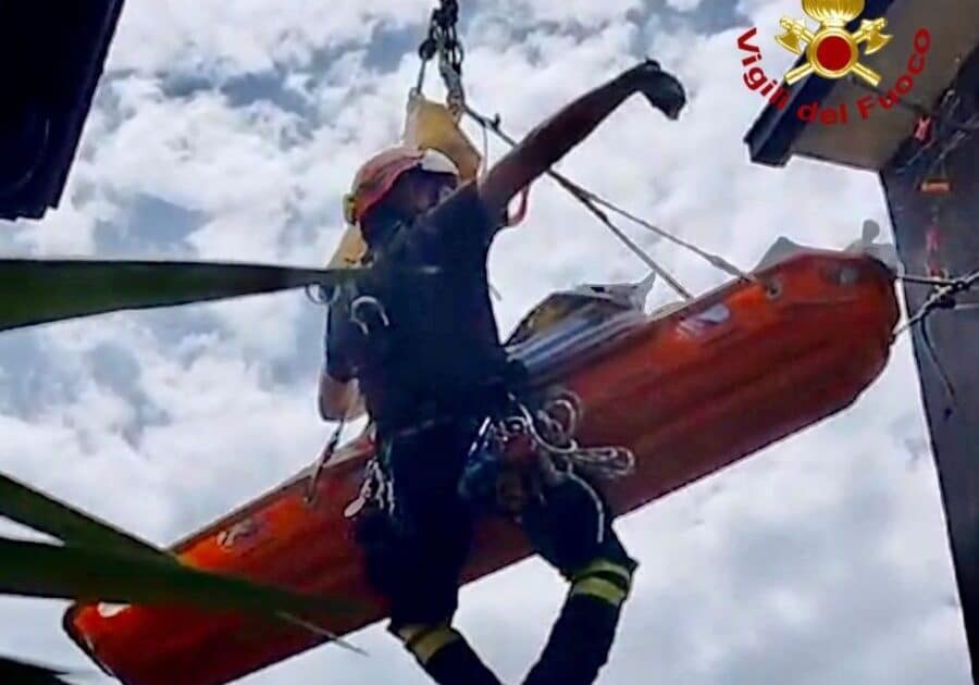 Milano, malore per anziana obesa: soccorsa con toboga