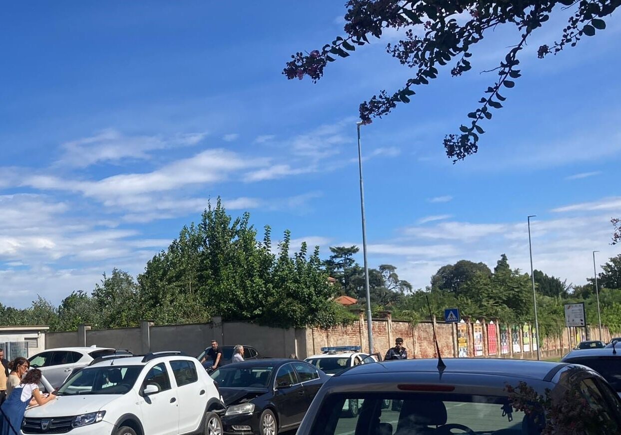 Aridaje… ennesimo incidente in via Novara a Magenta. Per fortuna solo un ferito lieve