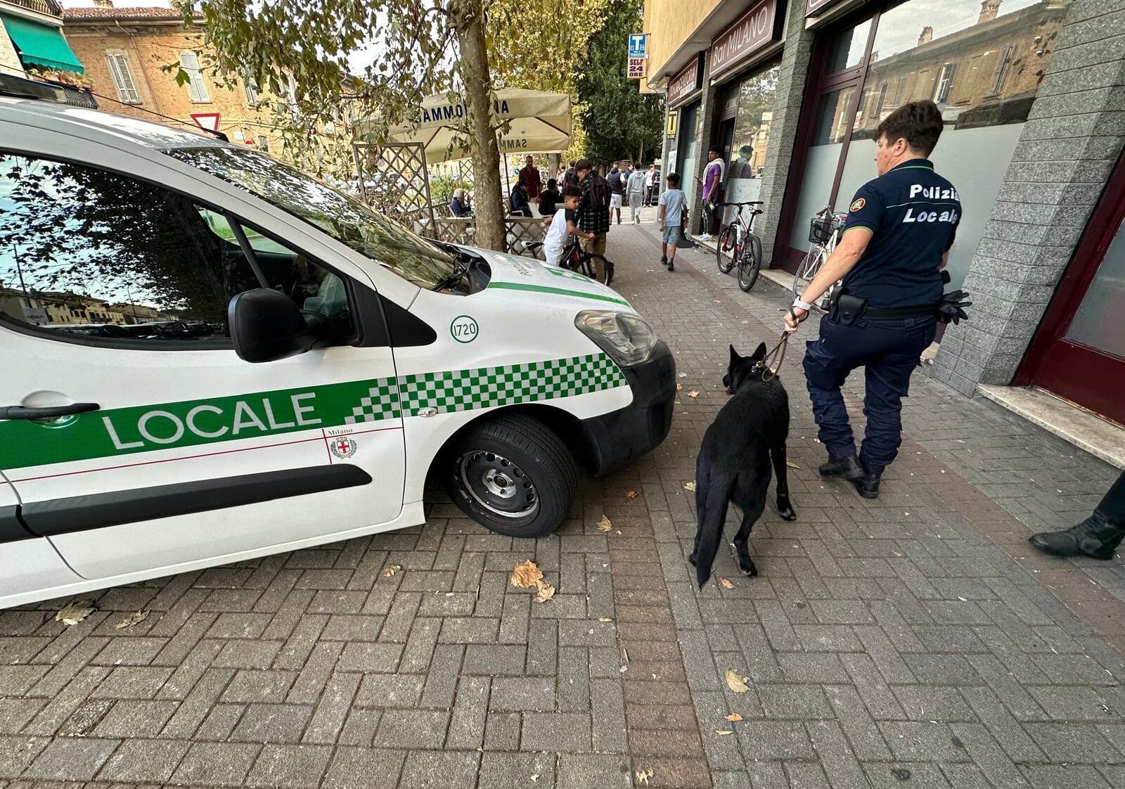 Abbiategrasso, anche le unità cinofile impegnate nell’operazione anti droga per le vie della città