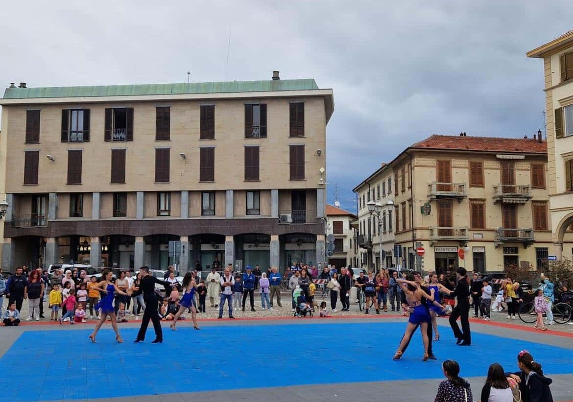 Trecate, la Festa patronale con le scuole di danza in piazza per una giornata dedicata al commercio locale