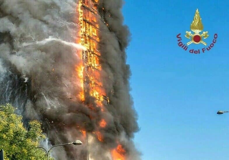 Milano, incendio in palazzo di 19 piani