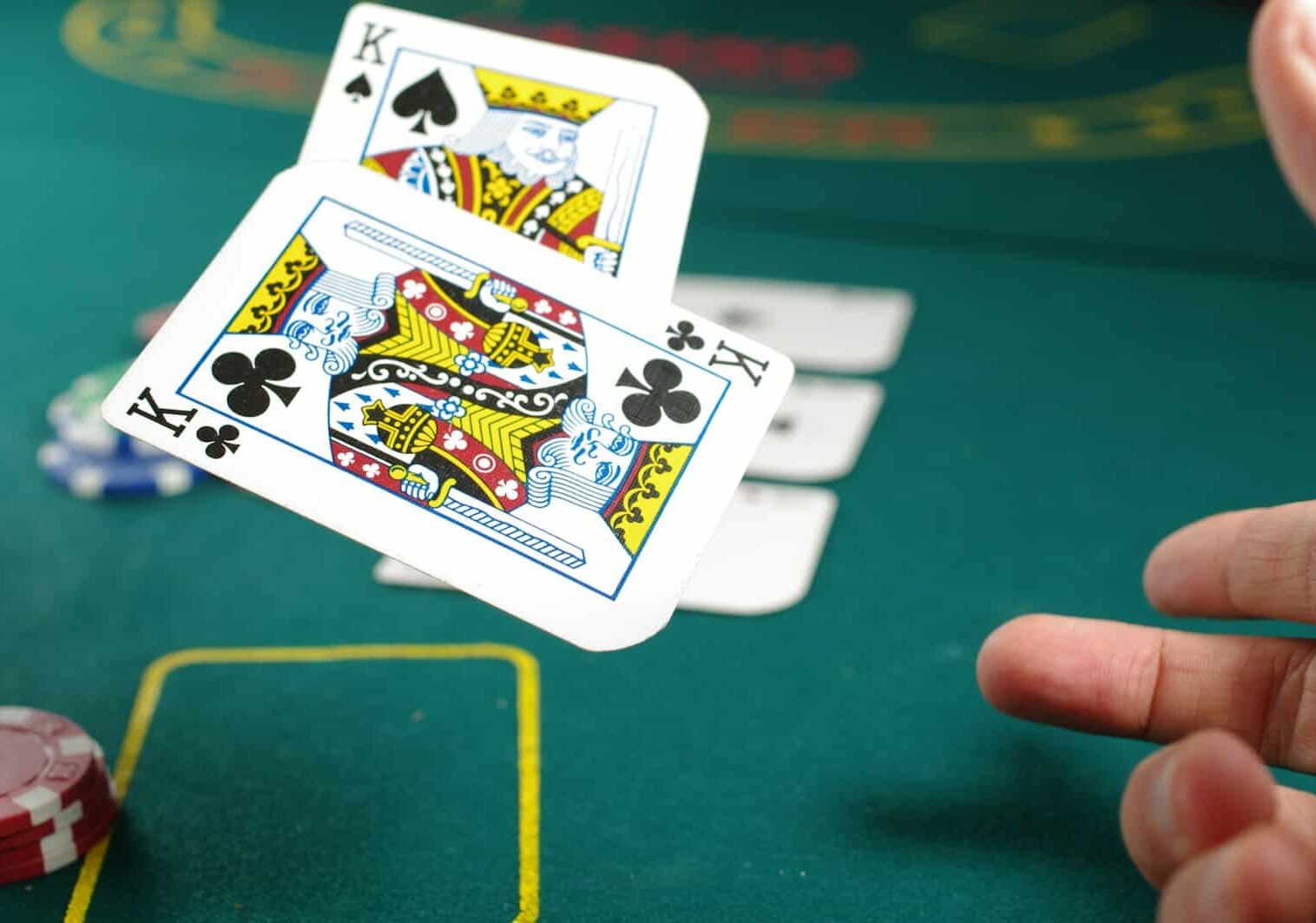 I benefici di giocare al poker dal vivo vs online