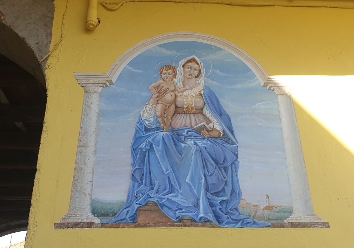 Le santelle di Magenta: Madonna col Bambino e, sullo sfondo, l’abitato di Pontevecchio