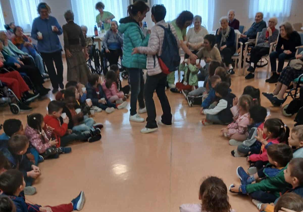 A San Vittore Olona incontro tra nonni e bimbi della Scuola dell’Infanzia Rodari