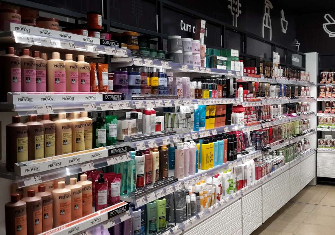 Como, rubano cosmetici in centro commerciale: cinque denunce