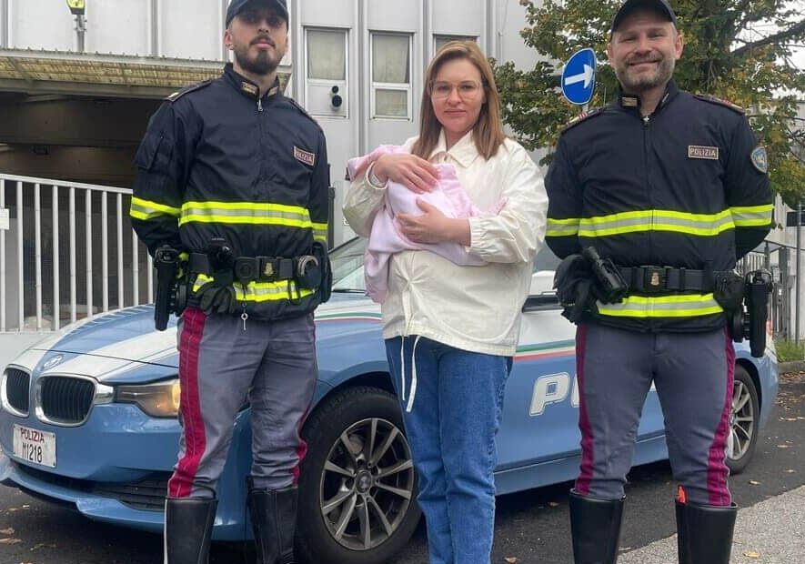 Monza, donna partorisce in autostrada