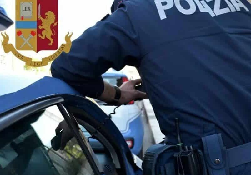 Milano, controlli straordinari della Polizia: trovati coltelli e droga
