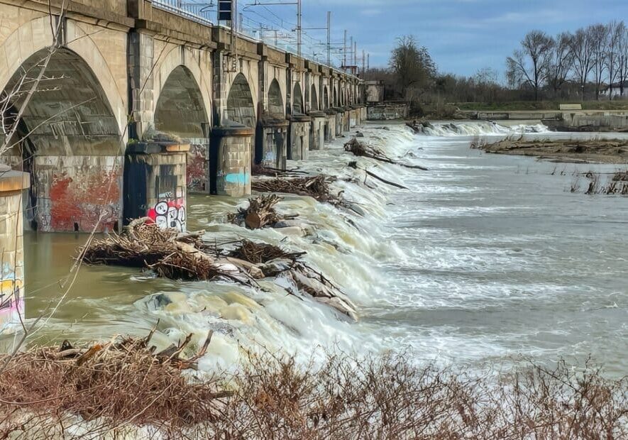 Maltempo, il Sesia erode argini nel Novarese