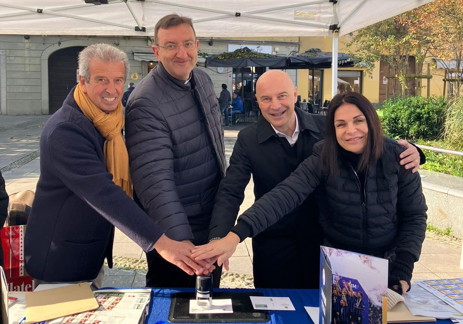 Magenta, San Martino: annullo filatelico in piazza con il parroco don Federico e il sindaco Del Gobbo
