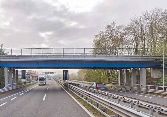 Milano, si arrampicano su cavalcavia.. per girare video