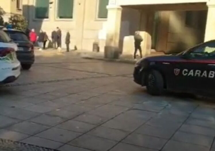 Magenta: tensione in piazza Liberazione, uomo armato di coltello minaccia una ragazza al bar Zero 7