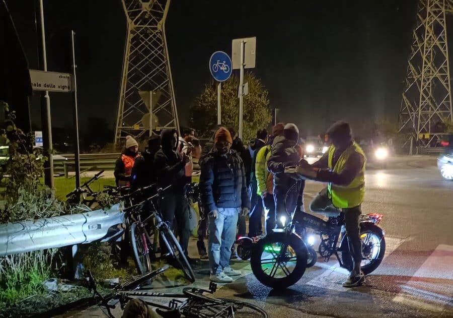 Ciclista investito alla rotonda di strada Marcallo. I residenti: “Quel tratto è pericoloso”