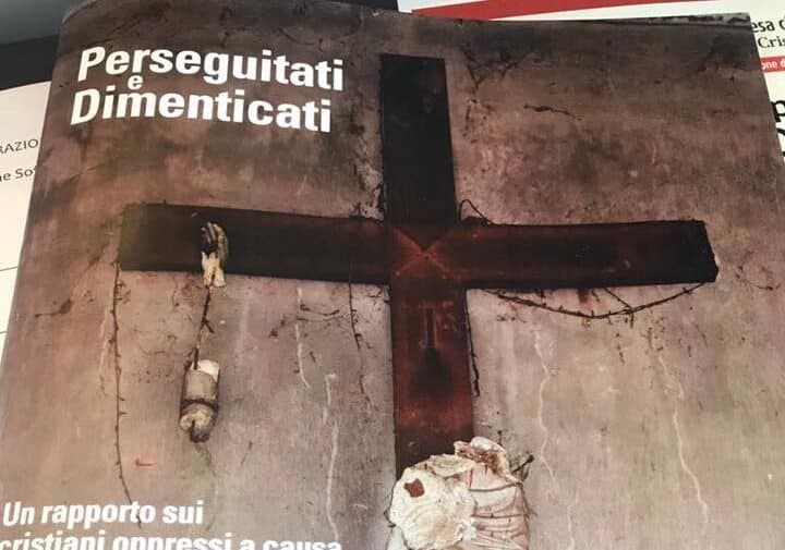 Illuminiamo il mondo di rosso per i Cristiani perseguitati. A cura di Domenico Bonvegna
