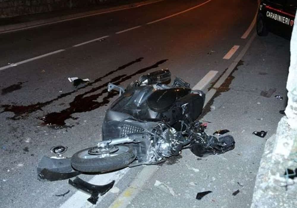 Fuggono dai Carabinieri su maxi scooter: 19enne muore a Milano