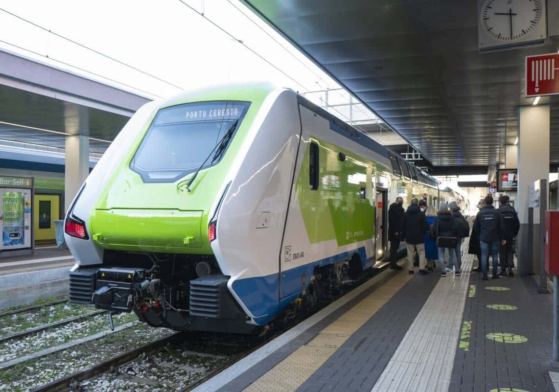 Capotreno (donna) presa a schiaffi sulla Milano Mortara