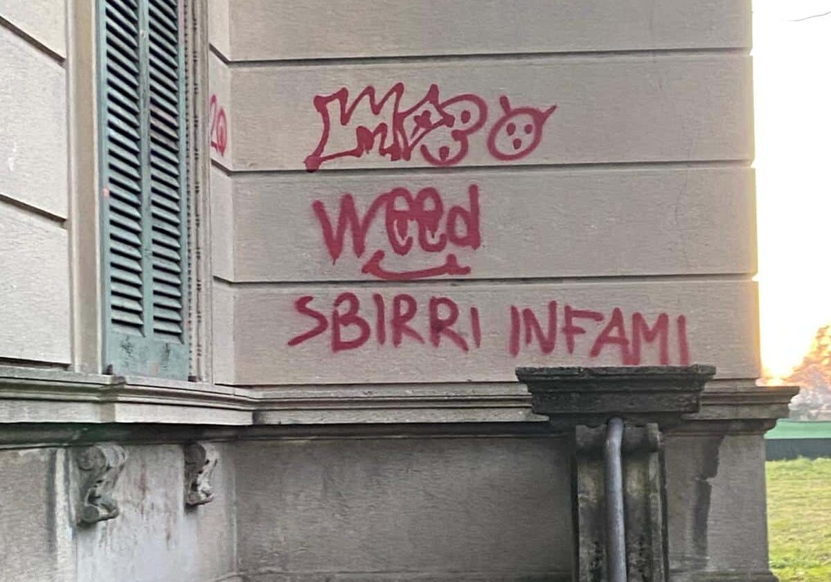 “Sbirri infami” il muro di Villa Naj Oleari come quello di una periferia degradata