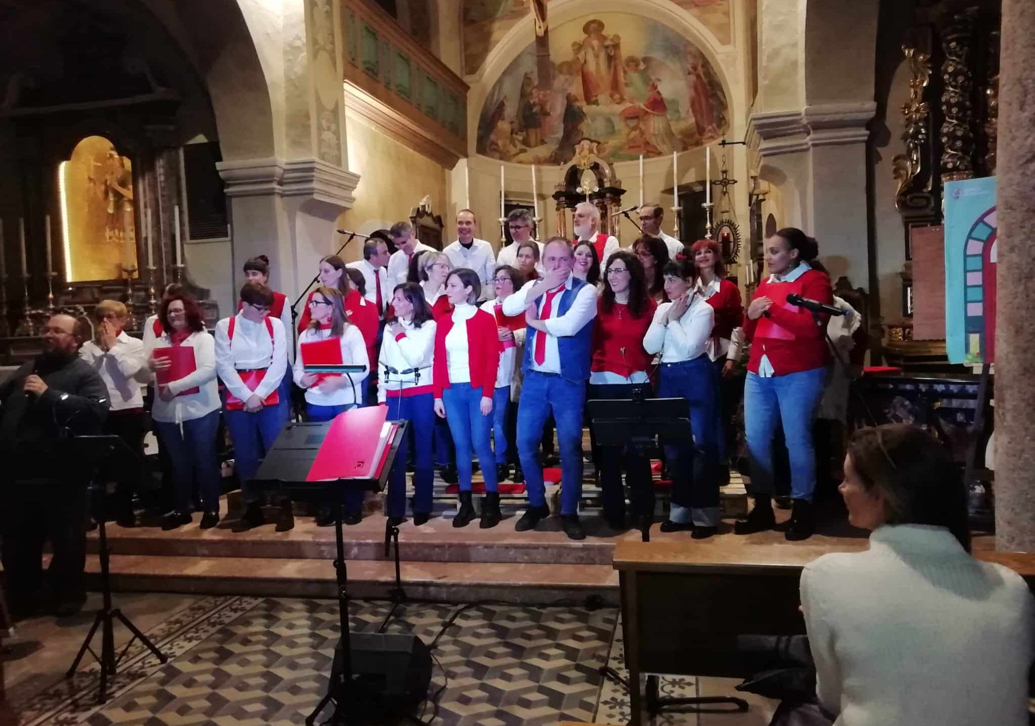 Corale Polifonica di Robecco in trasferta nella chiesa parrocchiale di Agrate Conturbia, e sono ancora applausi