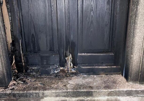 Aveva incendiato portone di Comune nel Varesotto: identificato 52enne