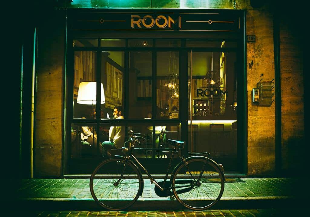 A quest’ora cominciavamo a sorseggiare cocktail e sogni al Room di Giovanni Filippini e Giulia Galeotti. E il mondo, magicamente, ci faceva meno schifo