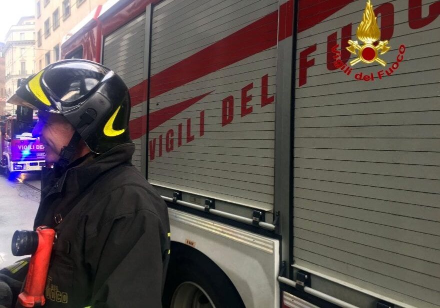 Incendio in un laboratorio alimentare a Milano, un intossicato in zona Navigli