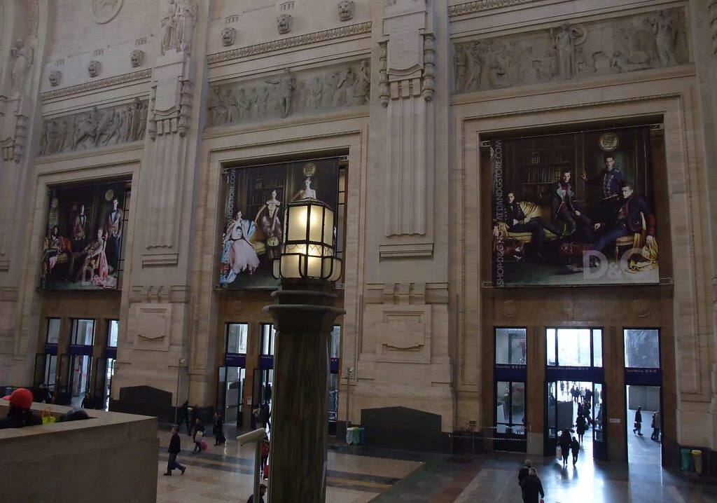 Ruba cellulare in stazione Centrale, arrestato