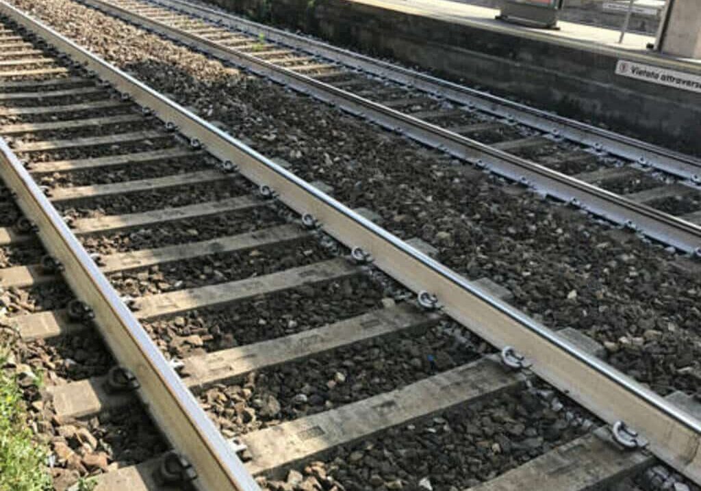 Torino Milano, uomo trovato morto lungo i binari