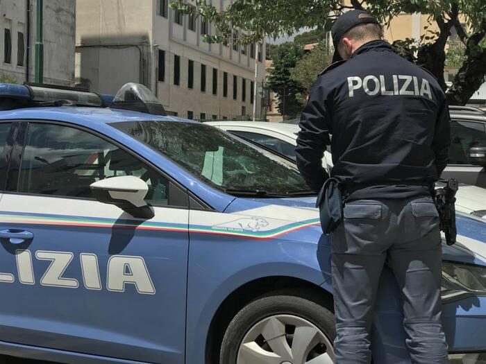 ‘Non riesco a smettere di rapinare’: 24enne si costituisce a Milano