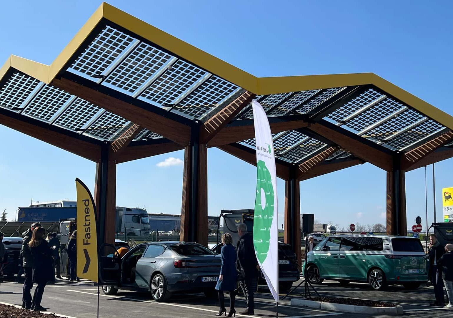 Auto elettriche a ricarica Fastned sulla A4 a Brescia Est