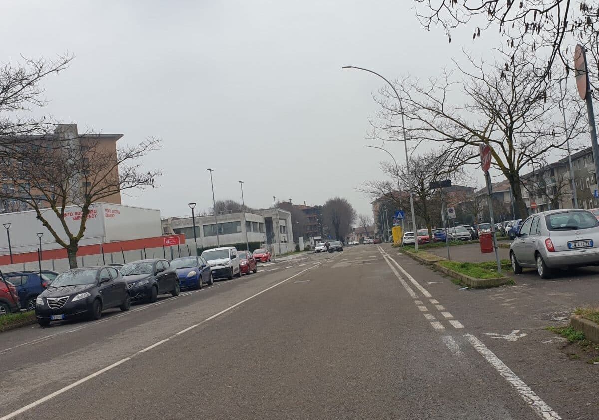 Magenta: vandalo davanti all’ospedale rompe i vetri delle auto, ma viene bloccato e denunciato