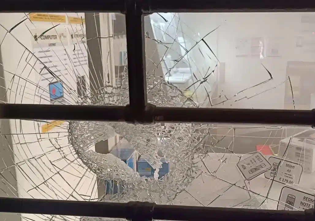 Spaccate nei negozi di telefonia: un arresto a Novara