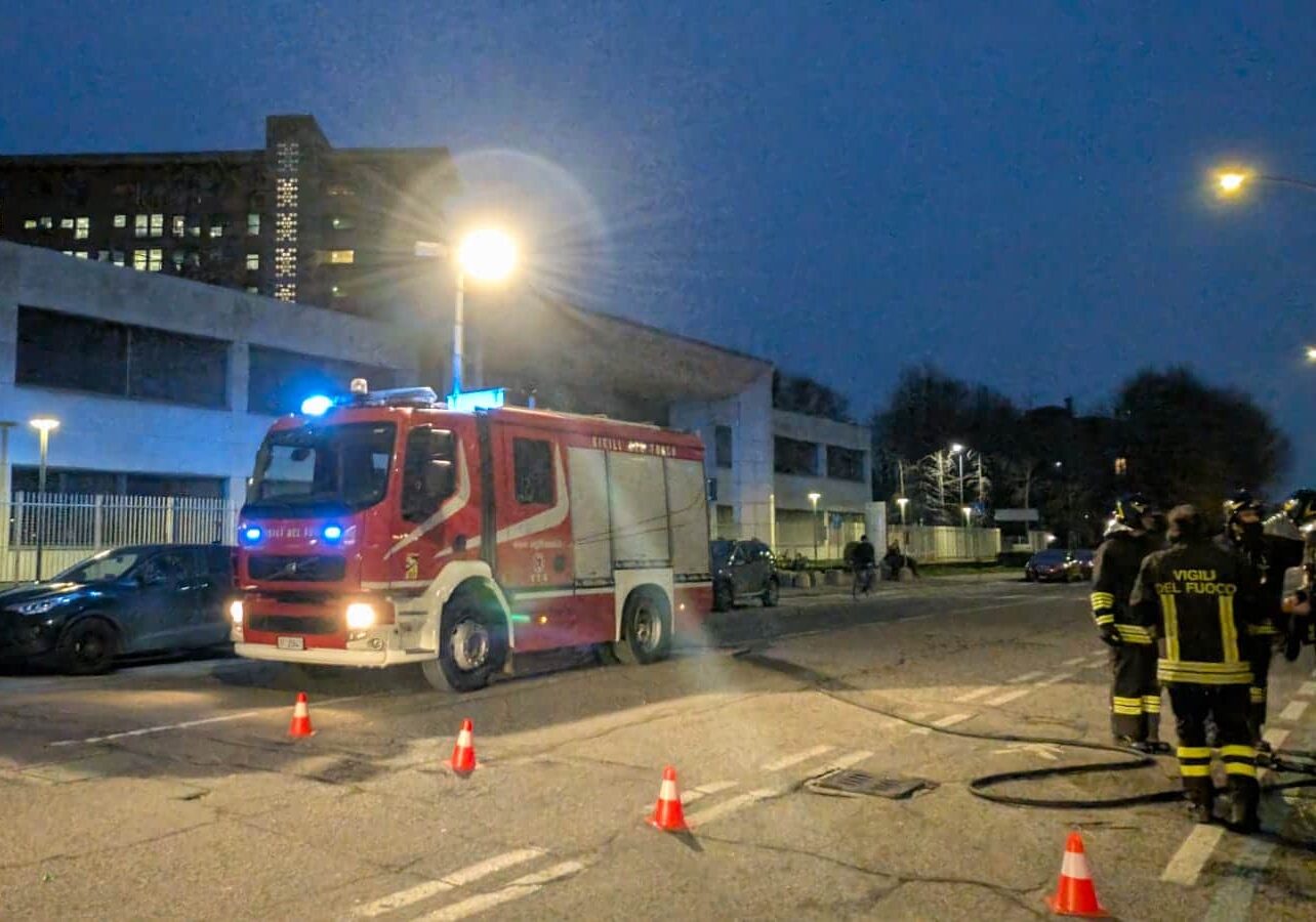 Magenta: fiamme dall’auto parcheggiata davanti all’ospedale, intervento immediato dei Vigili del Fuoco