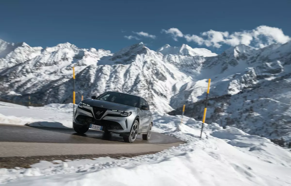 Alfa Romeo, arriva Junior Ibrida Q4. Nata per le strade difficili