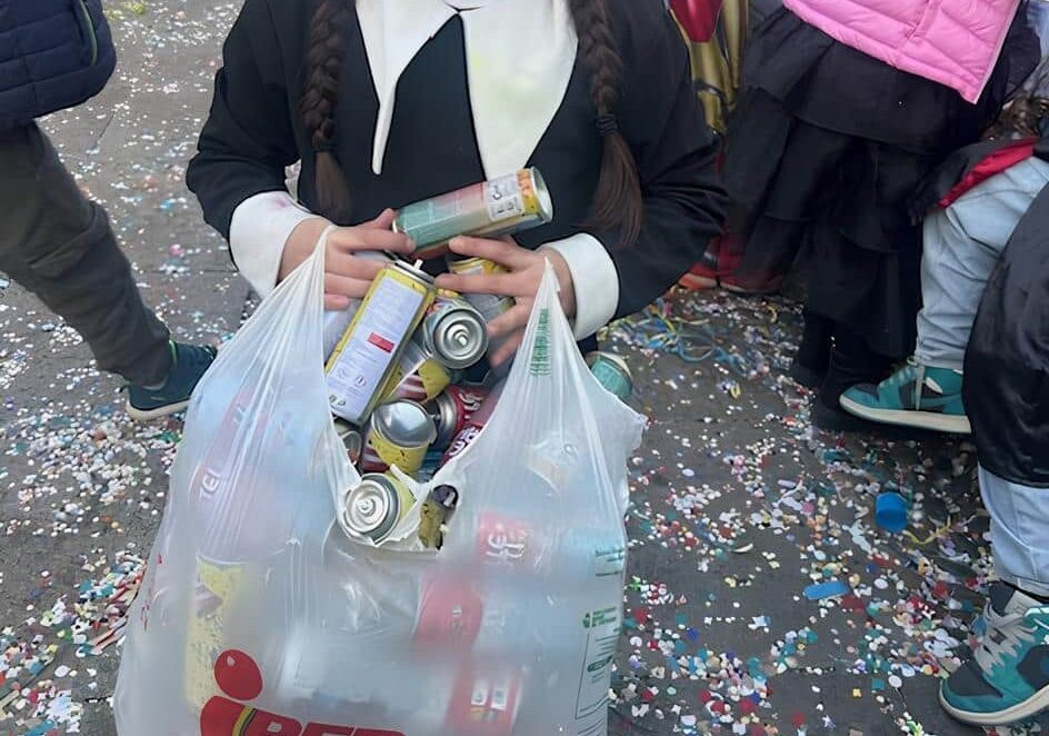 “Voi avete sporcato ma noi abbiamo pulito”, W i bambini anche a Carnevale !