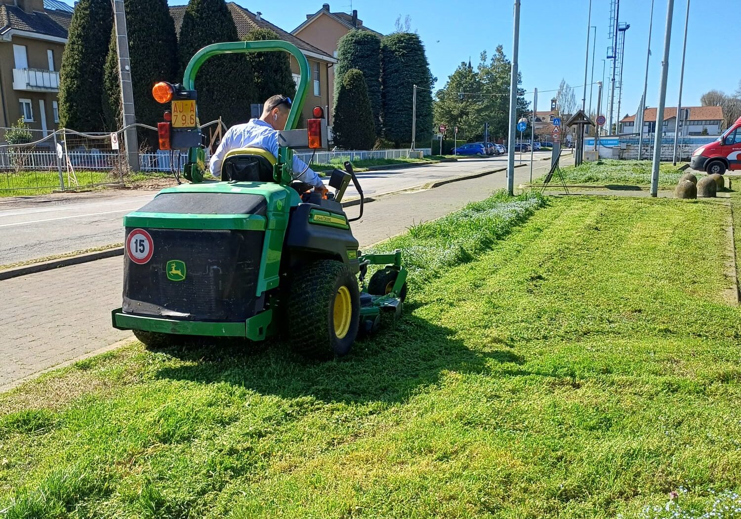 Magenta, ASM in campo per lo sfalcio del verde
