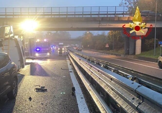 Sfonda con auto barriera cavalcavia, Novara ‘spezzata’ per 5 ore