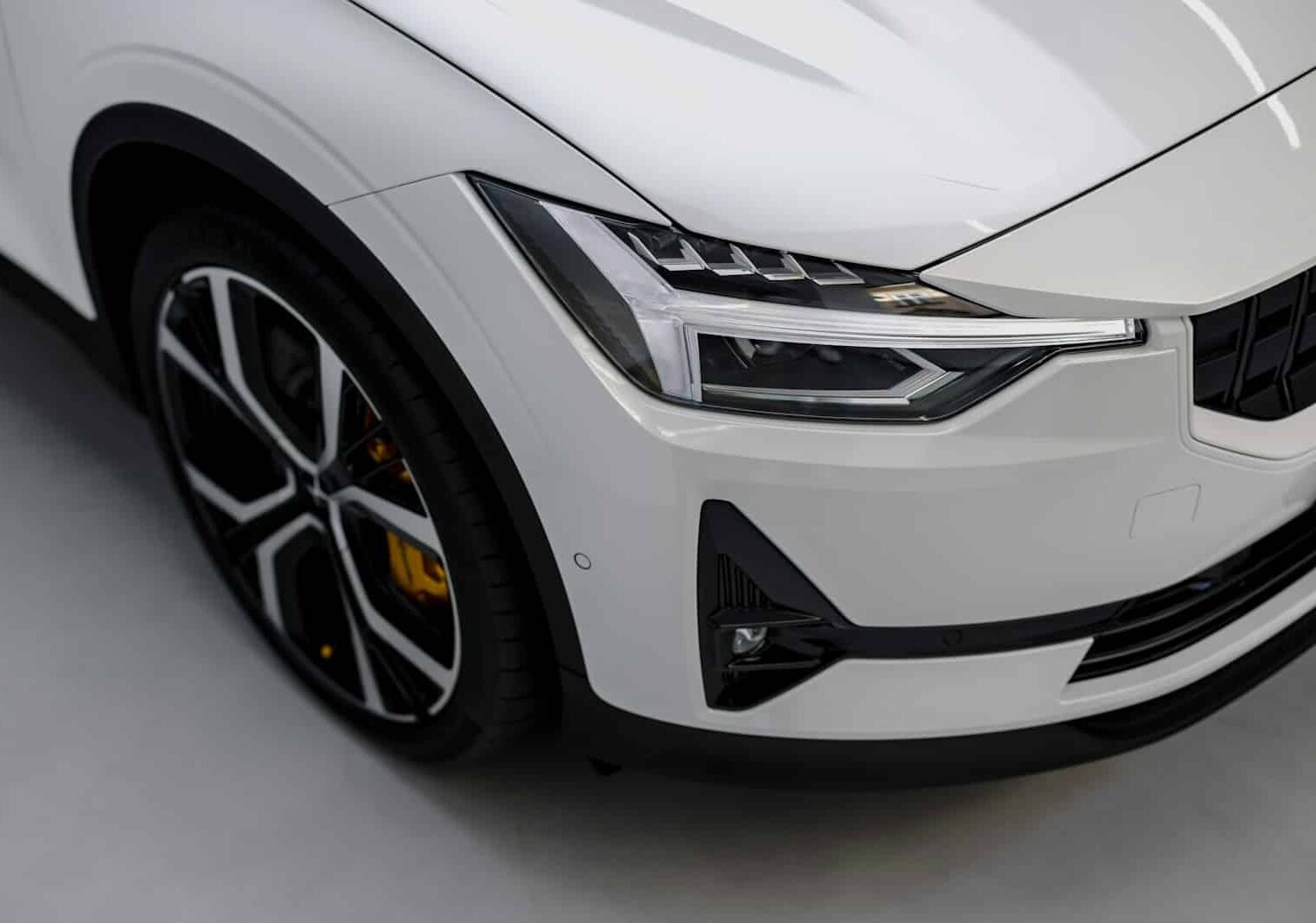 Le innovazioni nei freni: dischi ceramici e frenata rigenerativa, il futuro è già qui