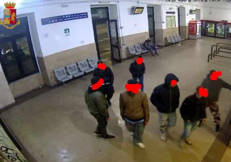 Milano, sgominate le baby gang delle rapine: 18 i minori coinvolti