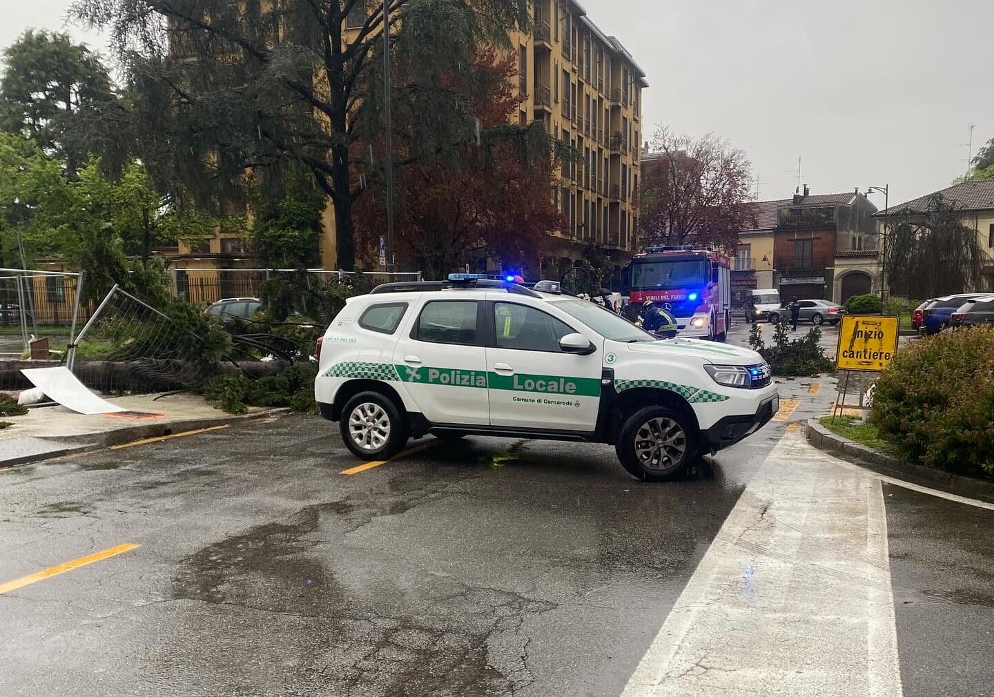 Maltempo, alberi caduti a Cornaredo e Vermezzo: strade sgomberate, ma resta alta l’allerta in Piemonte