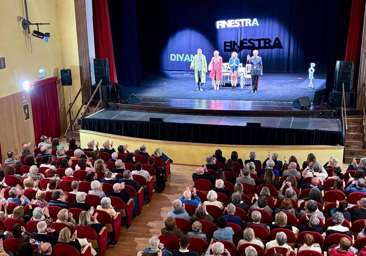 Magenta, esaurito e tripudio per Ale e Franz al Lirico: Comune e Teatro Navigli fanno boom